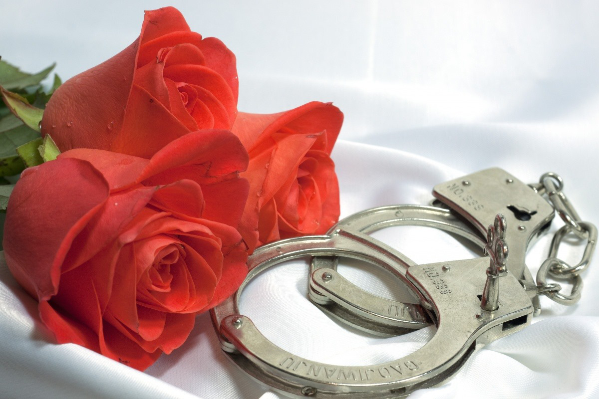 Cảnh sát Mỹ "khuyến mãi" Valentine: Cặp vòng bạch kim phiên bản giới hạn!