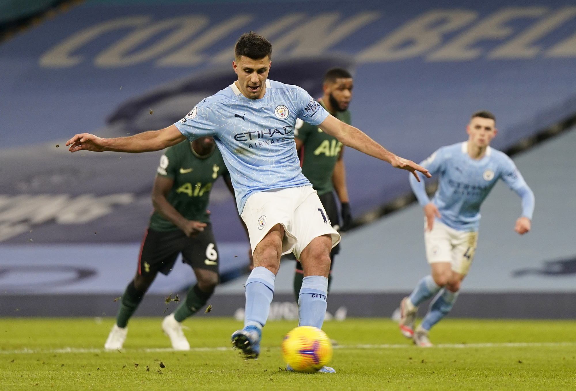 Thắng v&ugrave;i dập Tottenham, Man City bay cao tr&ecirc;n đỉnh bảng Ngoại hạng - Ảnh 4.