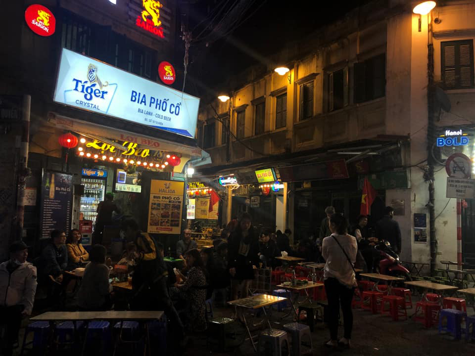 Kh&ocirc;ng về qu&ecirc; hay đi du lịch, người H&agrave; Nội ki&ecirc;n nhẫn xếp h&agrave;ng ăn kem Tr&agrave;ng Tiền đầu xu&acirc;n - Ảnh 13.