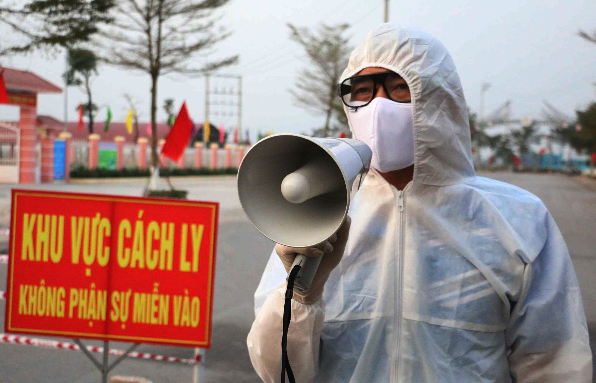 KHẨN: Tìm người liên quan đến ca dương tính từng ở TP HCM, bay từ TP HCM ra Hà Nội