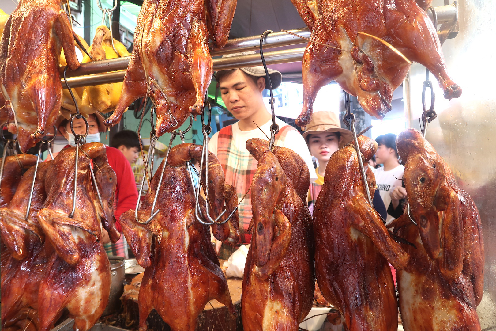 &ldquo;Chết th&egrave;m&rdquo; với h&agrave;ng heo quay da gi&ograve;n, vịt quay v&agrave;ng ươm si&ecirc;u đ&ocirc;ng kh&aacute;ch - Ảnh 10.