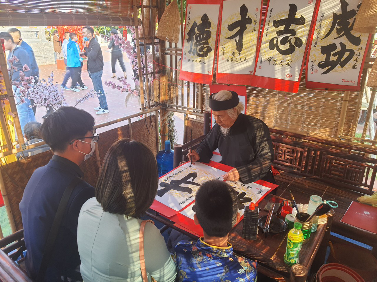 Nhà thư pháp nổi tiếng Lê Thiên Lý - người đã sáng tạo ra 2 lối viết thư pháp mới - Ảnh 3.