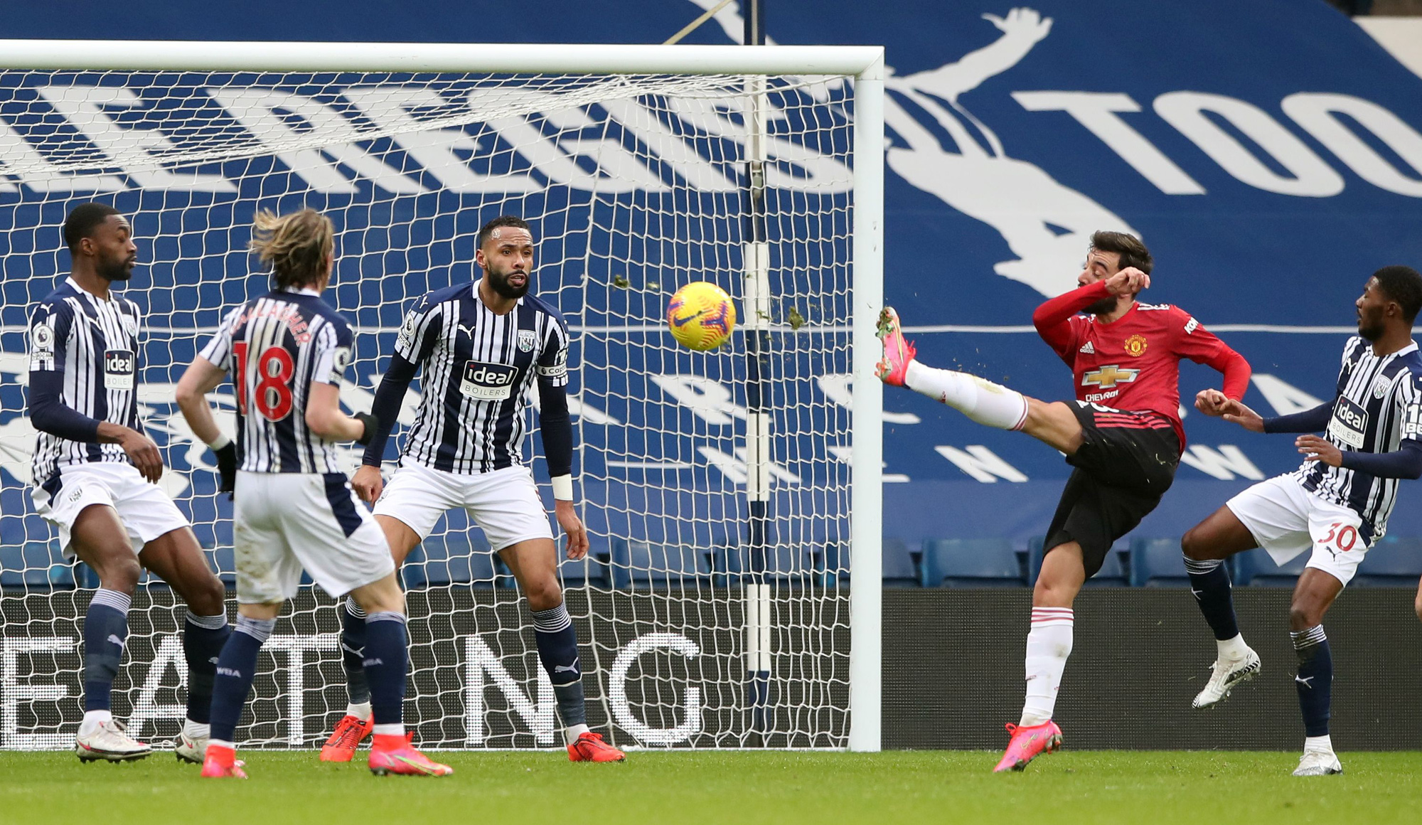 Trọng t&agrave;i giải cứu chủ nh&agrave;, Man United mất điểm cay đắng trước West Brom - Ảnh 5.