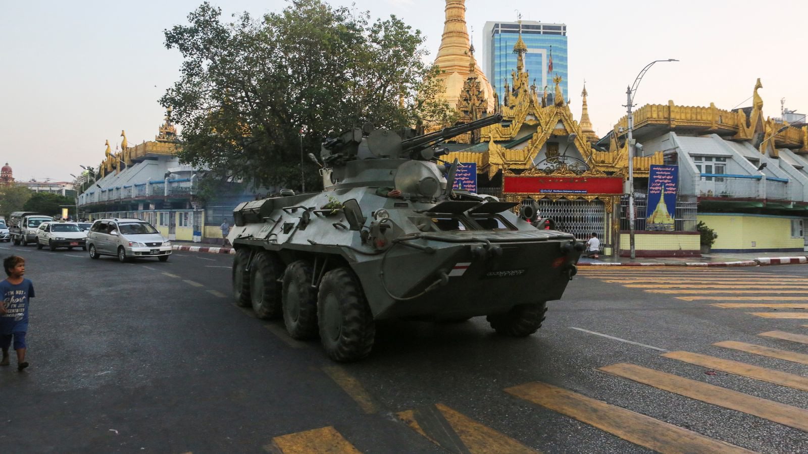 Myanmar triển khai xe tăng, nổ súng giải tán người biểu tình
