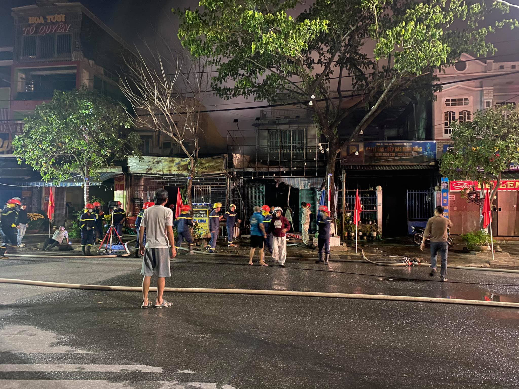 Ch&aacute;y nh&agrave; s&aacute;ng m&ugrave;ng 4 Tết, cảnh s&aacute;t ph&aacute; cửa cứu 6 người tho&aacute;t nạn - Ảnh 3.