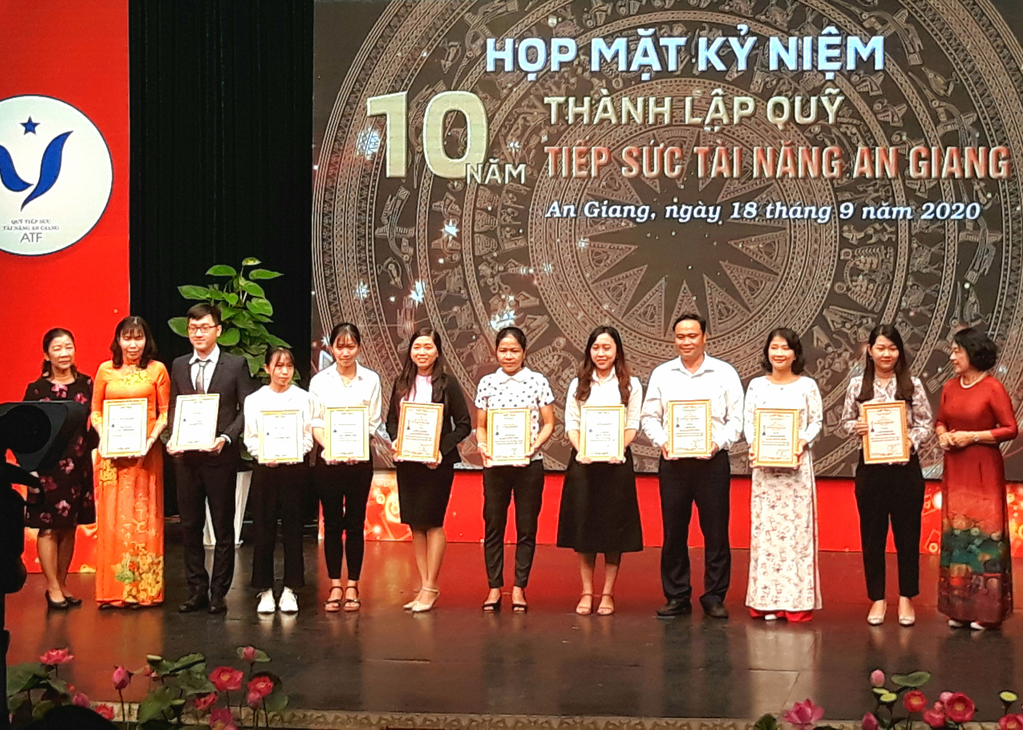 Chuyện về người lập quỹ tiếp sức tài năng trên quê hương Bác Tôn - Ảnh 2.