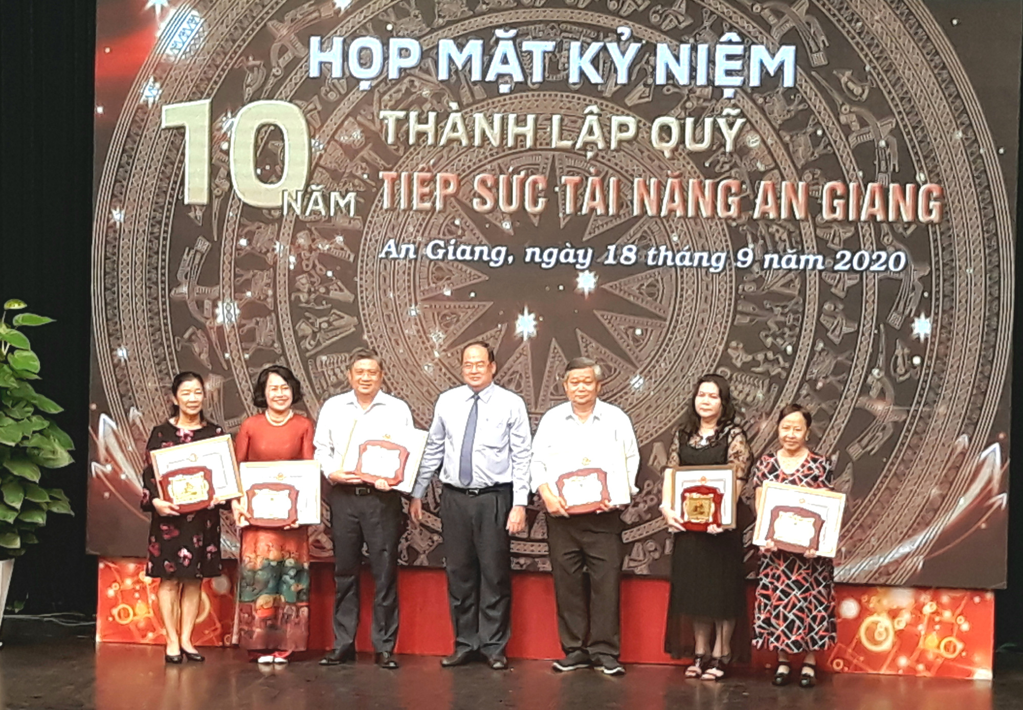 Chuyện về người lập quỹ tiếp sức tài năng trên quê hương Bác Tôn - Ảnh 5.