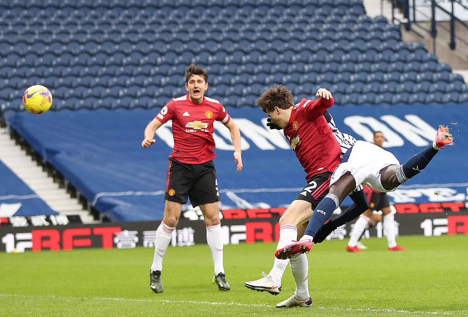 Trọng t&agrave;i giải cứu chủ nh&agrave;, Man United mất điểm cay đắng trước West Brom - Ảnh 2.