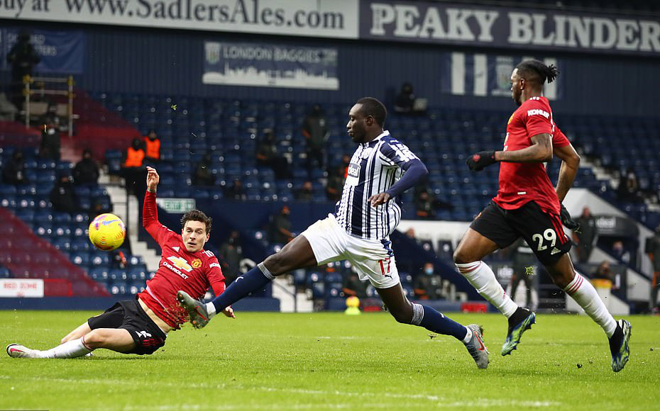 Trọng t&agrave;i giải cứu chủ nh&agrave;, Man United mất điểm cay đắng trước West Brom - Ảnh 8.