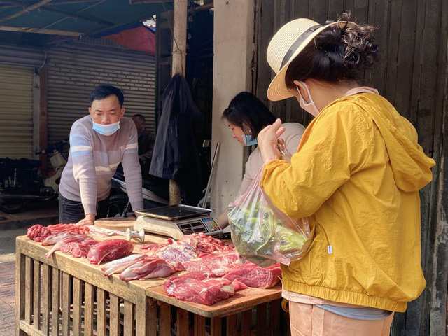 Đi chợ đầu năm: Hải sản tăng gi&aacute;, hoa tươi rẻ hơn trước Tết - Ảnh 2.