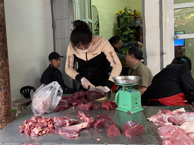 Đi chợ đầu năm: Hải sản tăng gi&aacute;, hoa tươi rẻ hơn trước Tết - Ảnh 3.