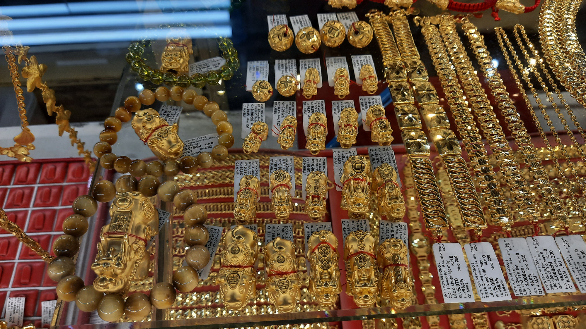 Trước ng&agrave;y Thần T&agrave;i, tr&acirc;u v&agrave;ng 9999 tr&agrave;n ngập thị trường - Ảnh 9.
