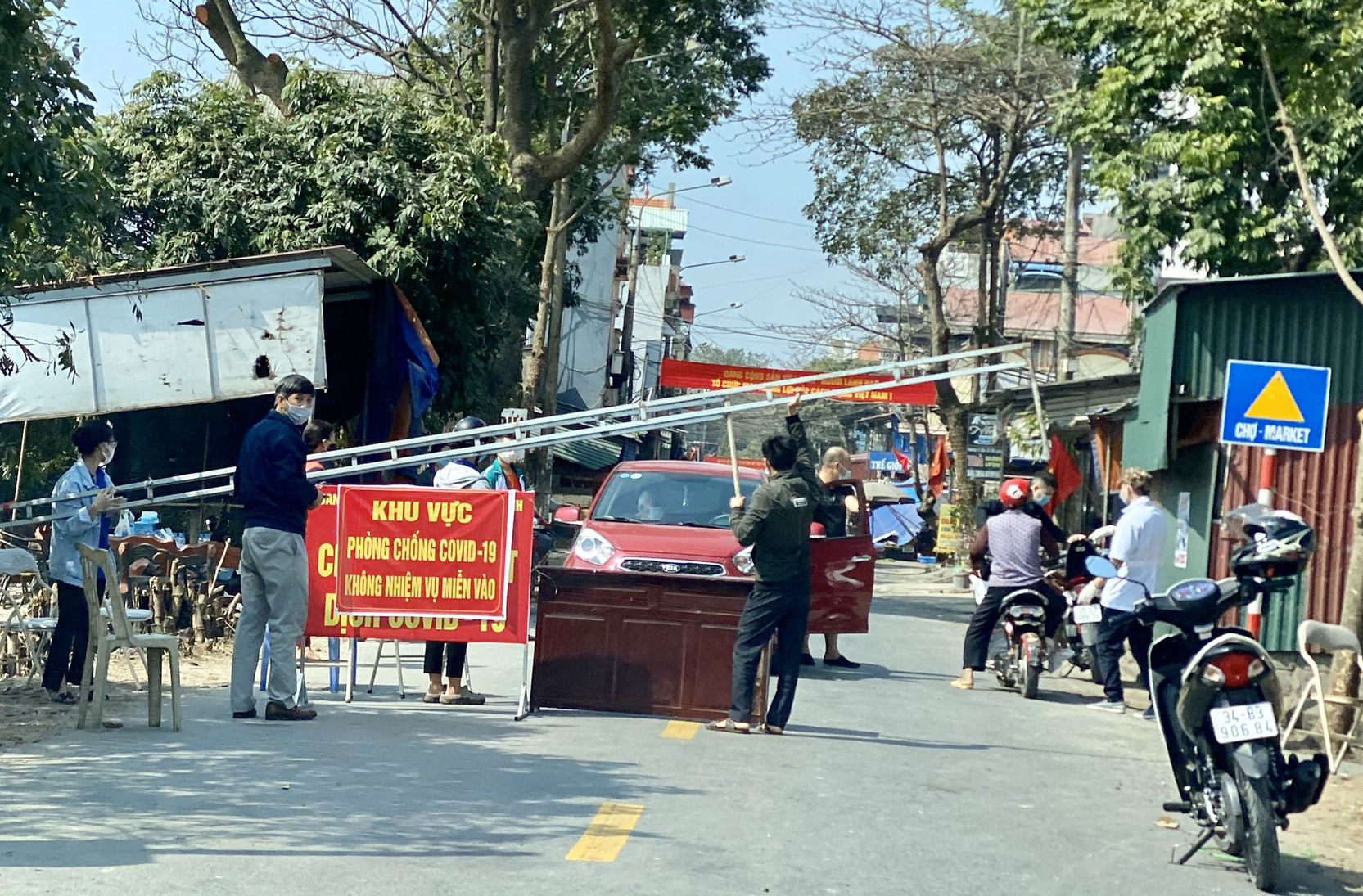 Vùng dịch ở Hải Dương thực hiện nghiêm chỉnh nội bất xuất, ngoại bất nhập - Ảnh 1.