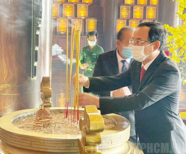 Bí thư Thành ủy Nguyễn Văn Nên dâng hương nhân ngày họp mặt truyền thống cách mạng