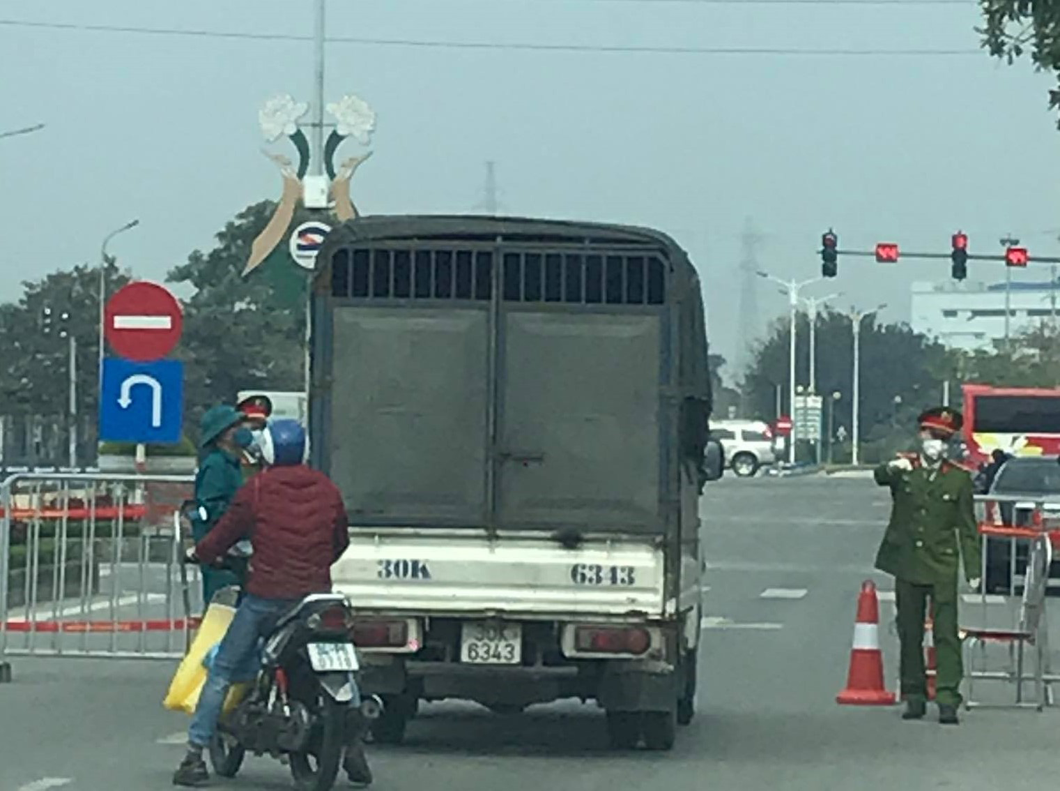 CLIP: Hải Dương vắng hoe ngày đầu thực hiện giãn cách xã hội - Ảnh 4.