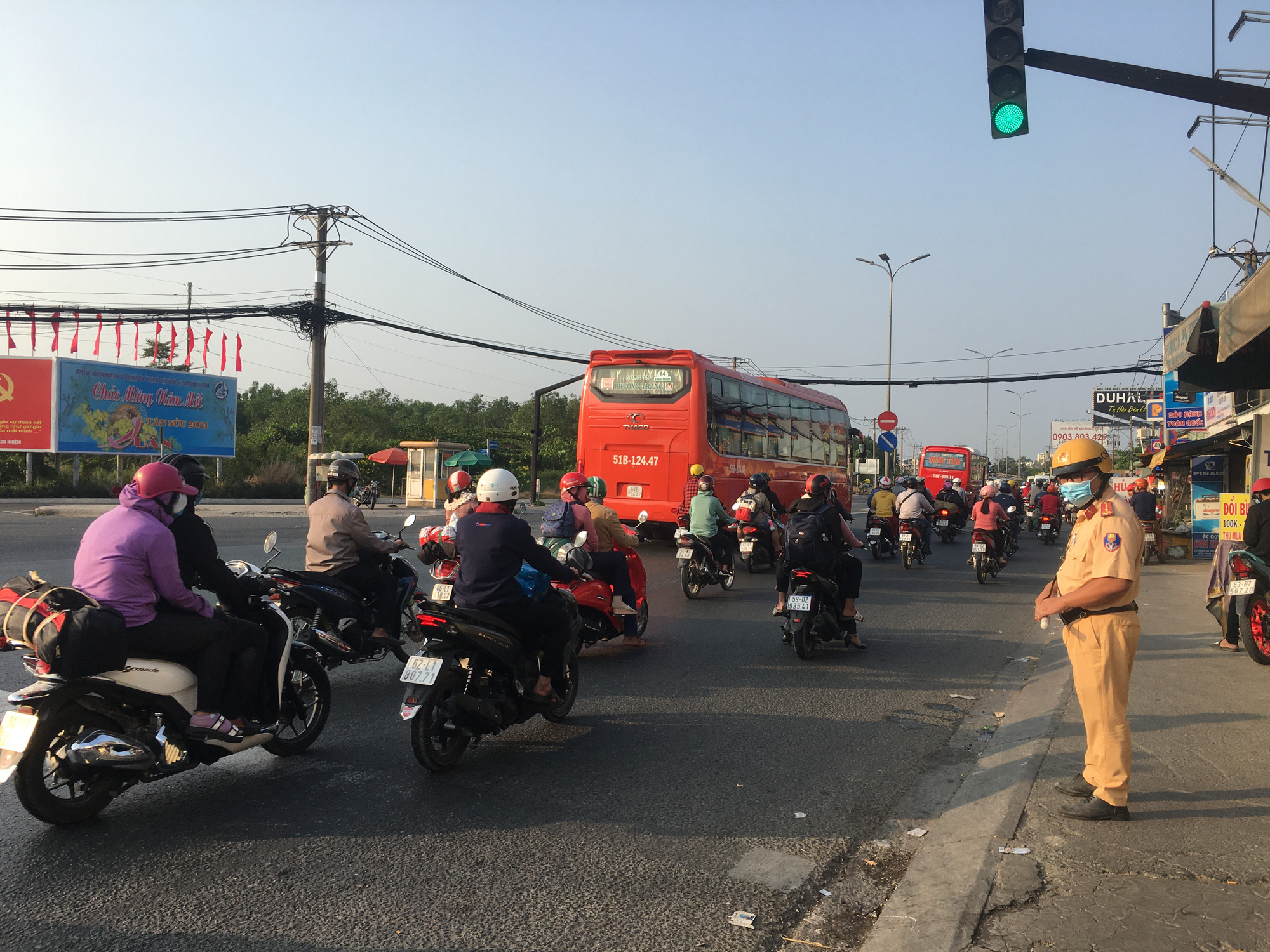 M&ugrave;ng 5 Tết, người d&acirc;n đổ về TP HCM, giao th&ocirc;ng vẫn ngon l&agrave;nh - Ảnh 3.