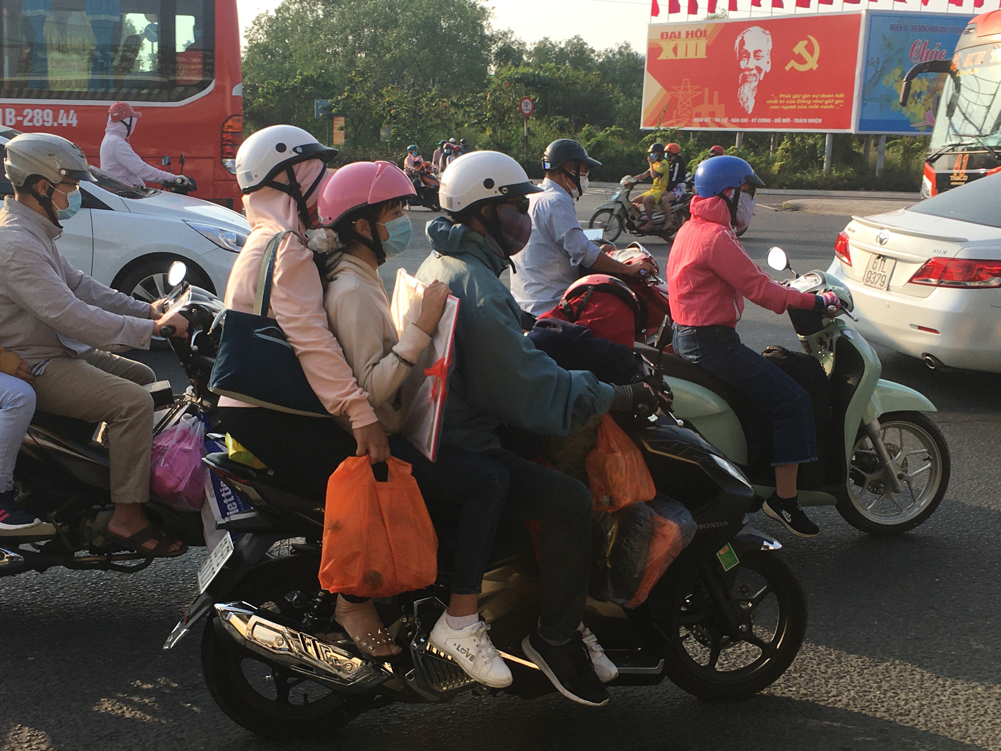 M&ugrave;ng 5 Tết, người d&acirc;n đổ về TP HCM, giao th&ocirc;ng vẫn ngon l&agrave;nh - Ảnh 2.