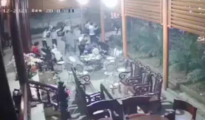 Vụ h&agrave;ng chục thanh ni&ecirc;n x&ocirc;ng v&agrave;o nh&agrave; ch&eacute;m người: M&acirc;u thuẫn l&uacute;c uống rượu ch&uacute;c Tết - Ảnh 1.