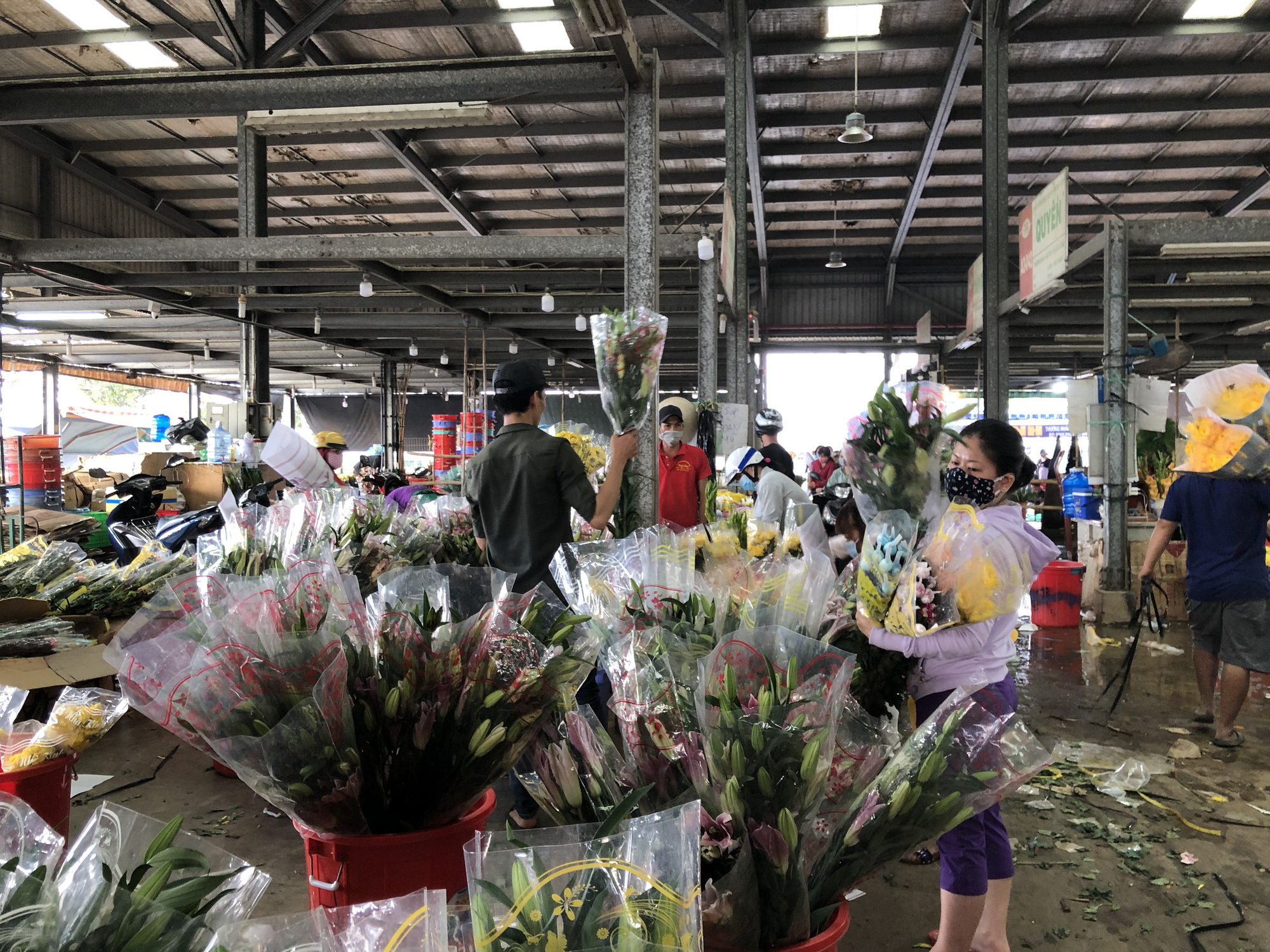 M&ugrave;a hoa Tết ở TP HCM kh&ocirc;ng c&ograve;n h&eacute;t gi&aacute;, b&aacute;n đổ b&aacute;n th&aacute;o  - Ảnh 2.