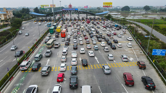 &Ugrave;n tắc d&agrave;i cả 1 km tr&ecirc;n cao tốc H&agrave; Nội - Ninh B&igrave;nh khi người d&acirc;n trở lại l&agrave;m việc sau kỳ nghỉ Tết - Ảnh 2.