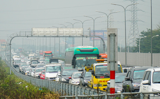 &Ugrave;n tắc d&agrave;i cả 1 km tr&ecirc;n cao tốc H&agrave; Nội - Ninh B&igrave;nh khi người d&acirc;n trở lại l&agrave;m việc sau kỳ nghỉ Tết - Ảnh 11.