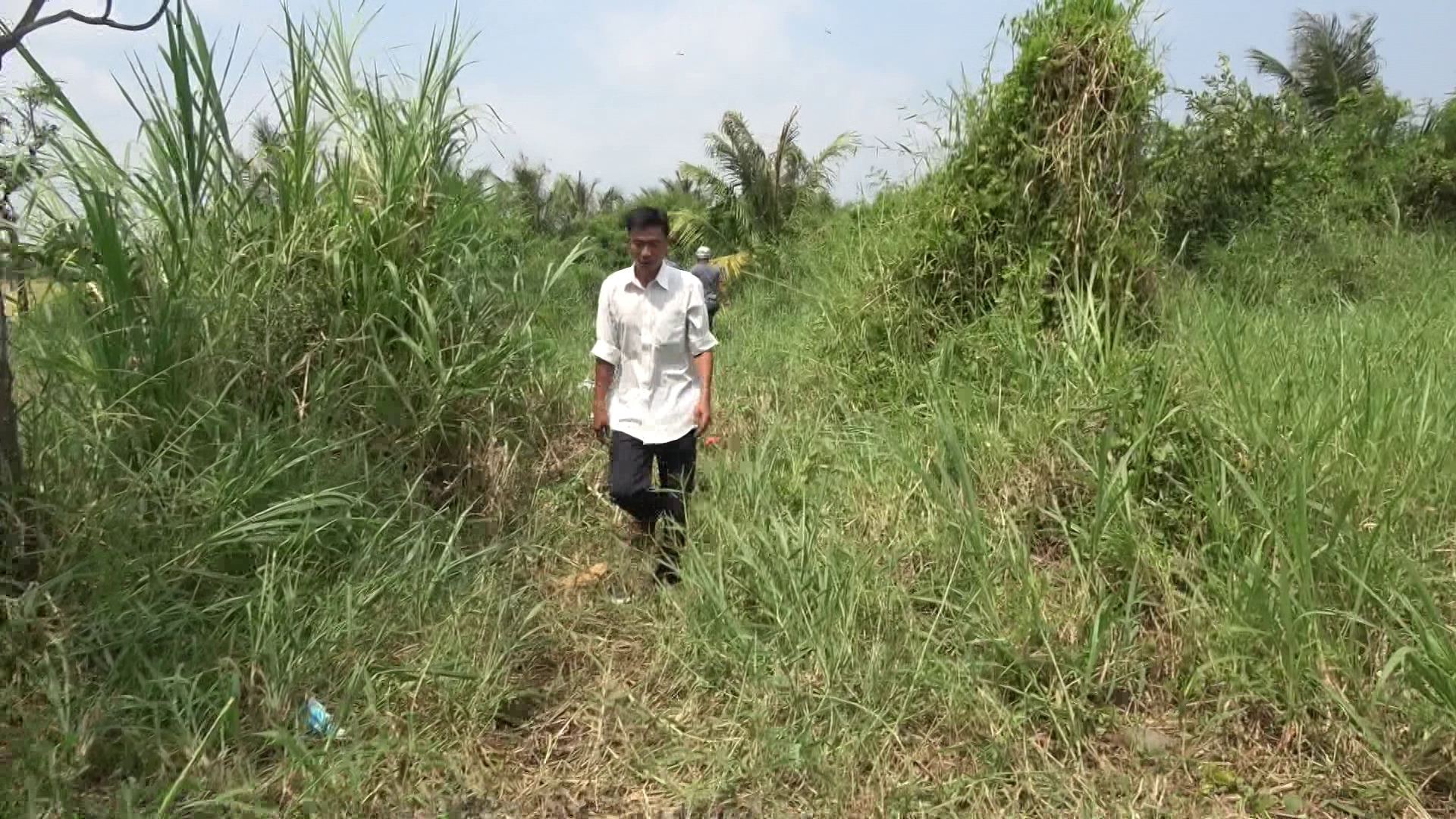 Thấy c&ocirc;ng an, nhiều con bạc chạy t&aacute;n loạn ra ruộng l&uacute;a - Ảnh 3.