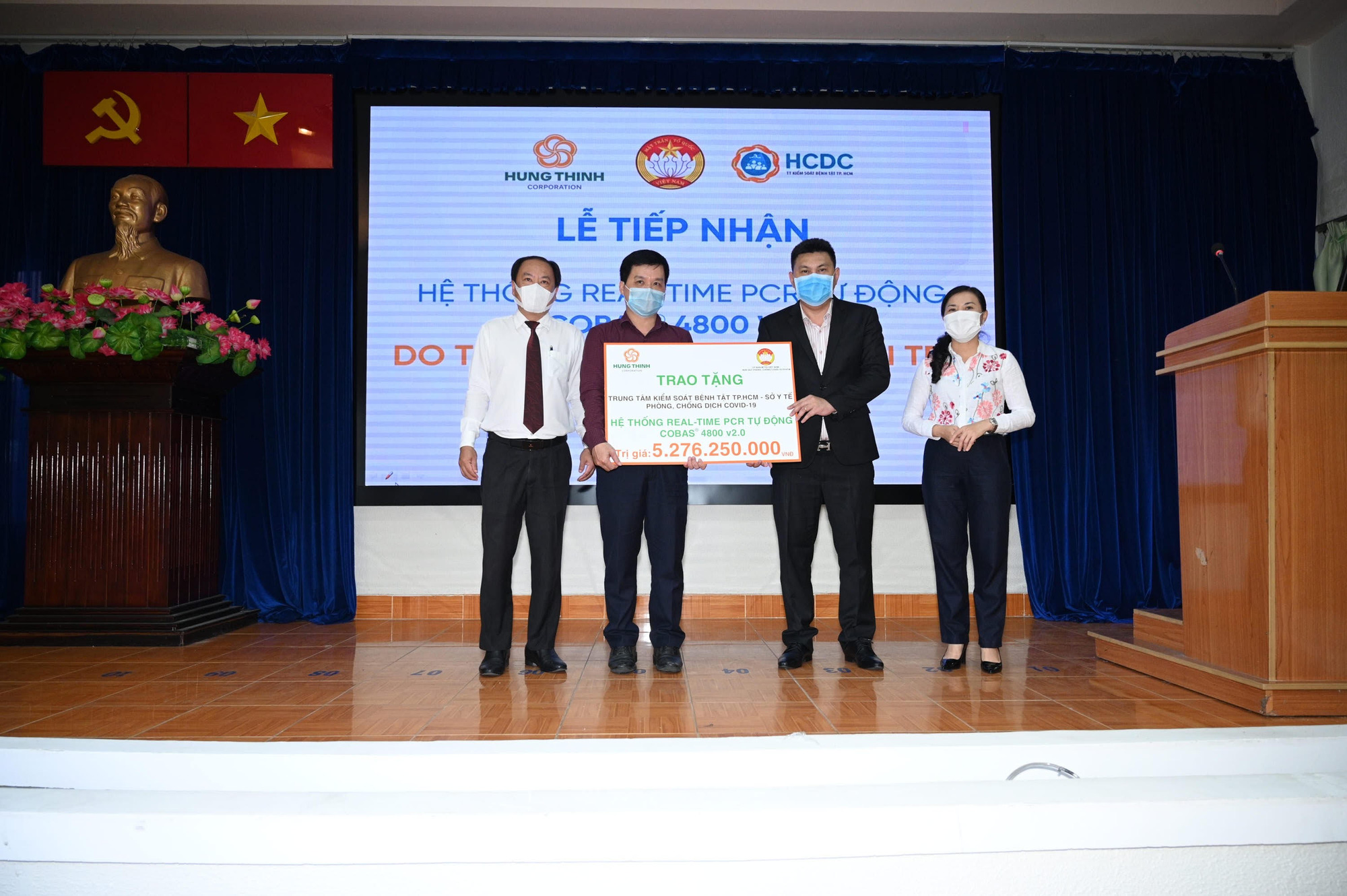 Tập đo&agrave;n Hưng Thịnh tặng m&aacute;y x&eacute;t nghiệm gần 5,3 tỷ đồng cho Trung t&acirc;m kiểm so&aacute;t bệnh tật TP HCM - Ảnh 1.