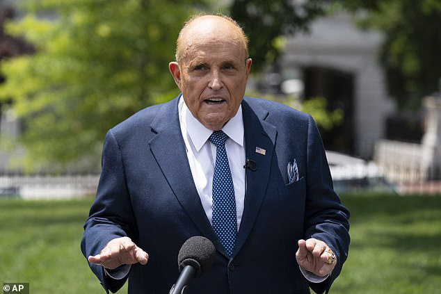 Ông Trump và luật sư riêng Giuliani đường ai nấy đi