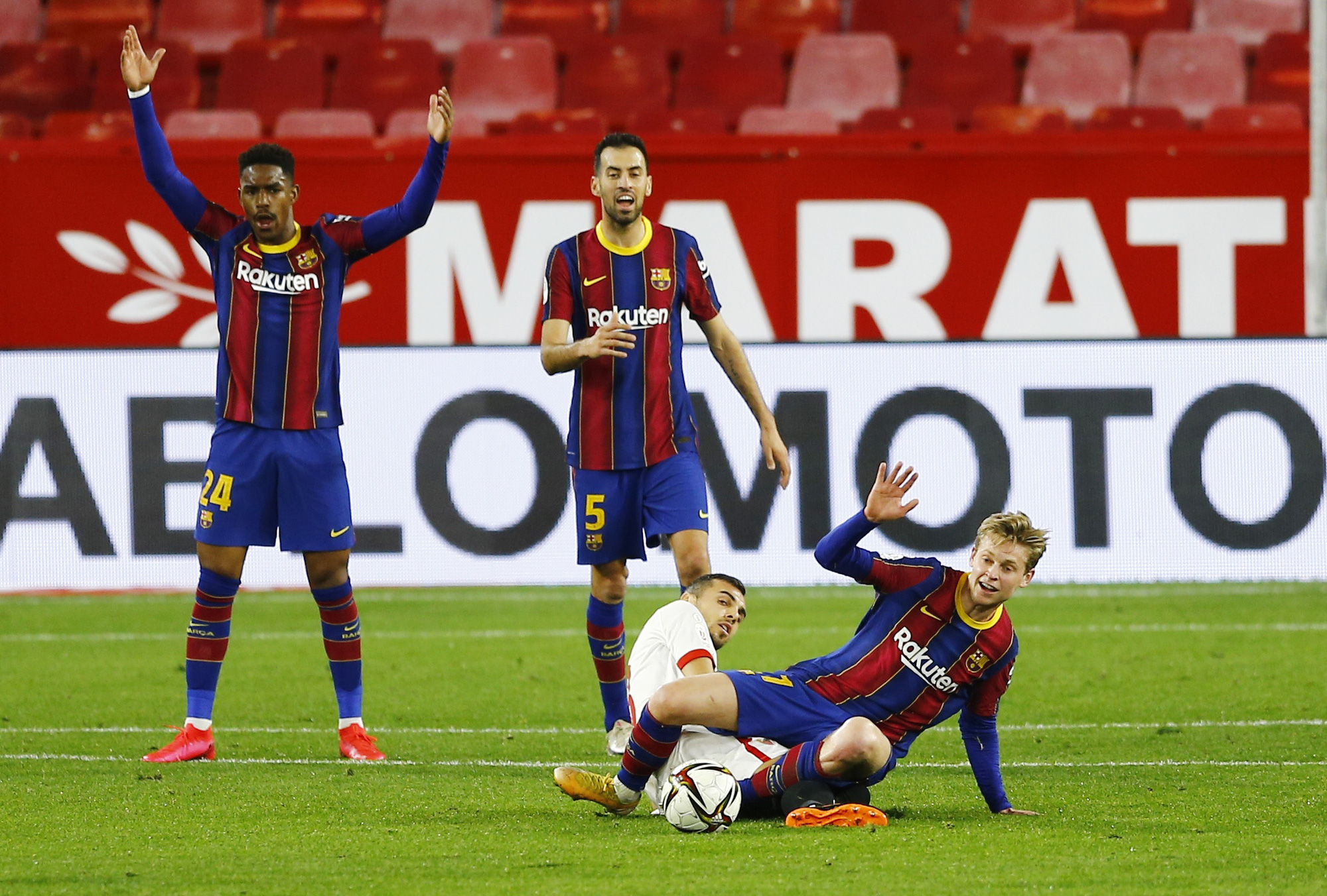 Champions League: Kh&oacute; khăn v&acirc;y bủa đại gia Barcelona - Ảnh 8.