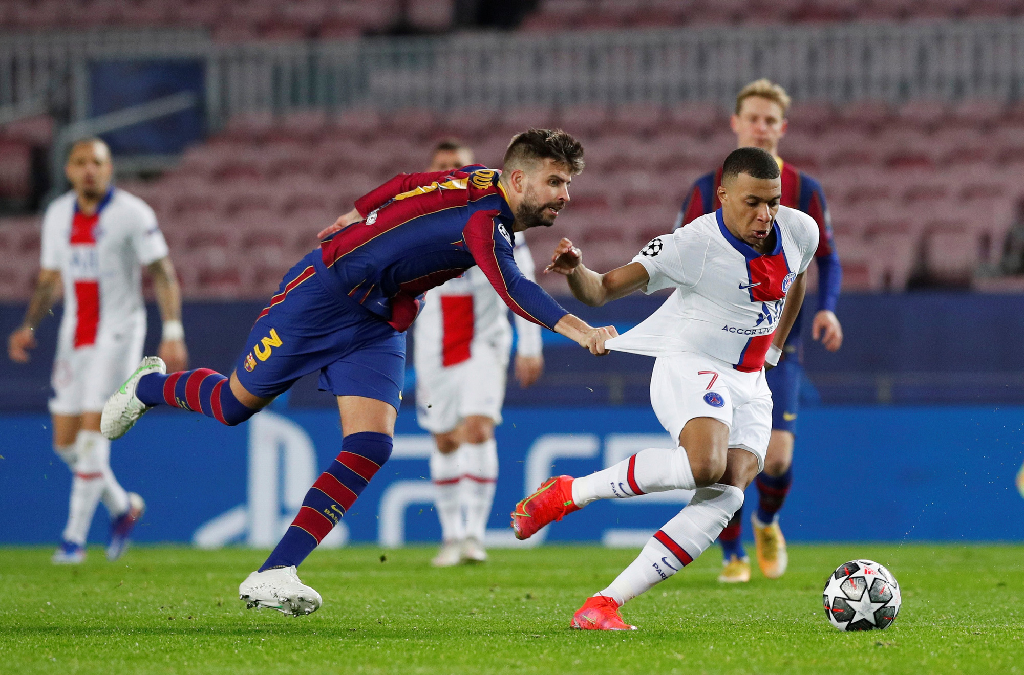 Champions League: Kh&oacute; khăn v&acirc;y bủa đại gia Barcelona - Ảnh 3.
