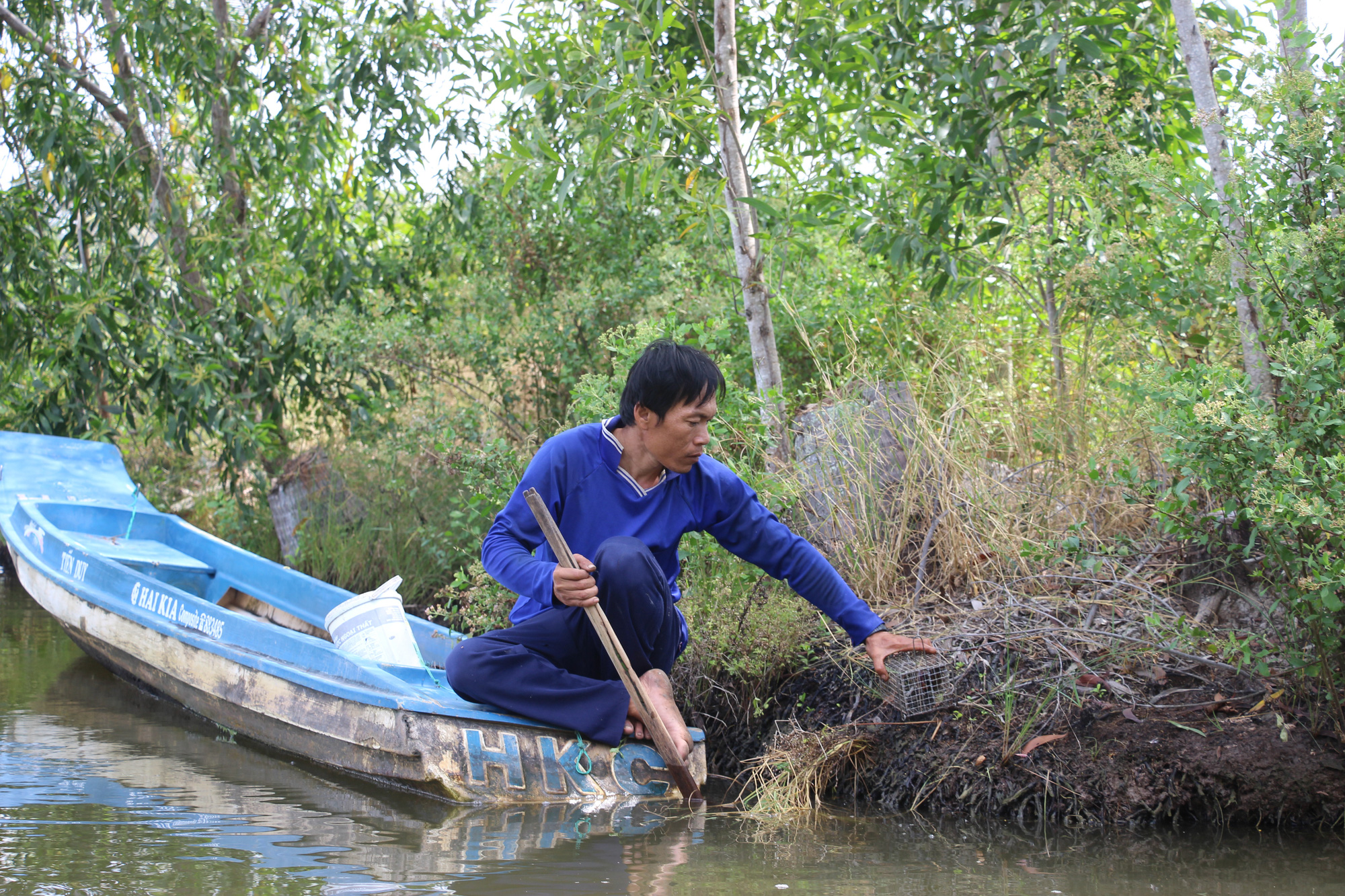 Đã mắt xem nông dân Cà Mau dùng “tuyệt chiêu” bắt ba khía - Ảnh 4.