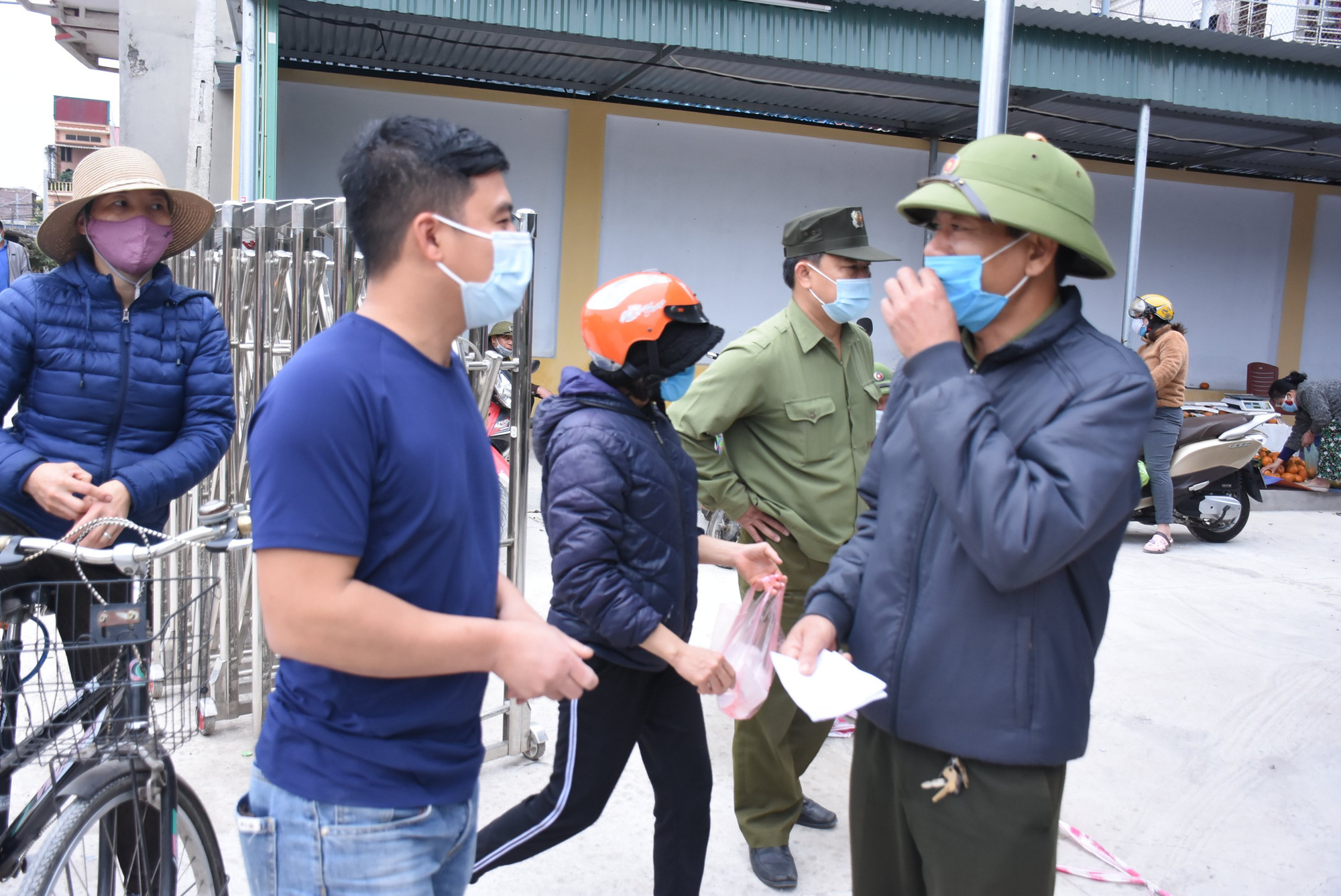 Cận cảnh: Ng&agrave;y đầu người d&acirc;n trong t&acirc;m dịch Ch&iacute; Linh đi chợ bằng tem phiếu - Ảnh 5.