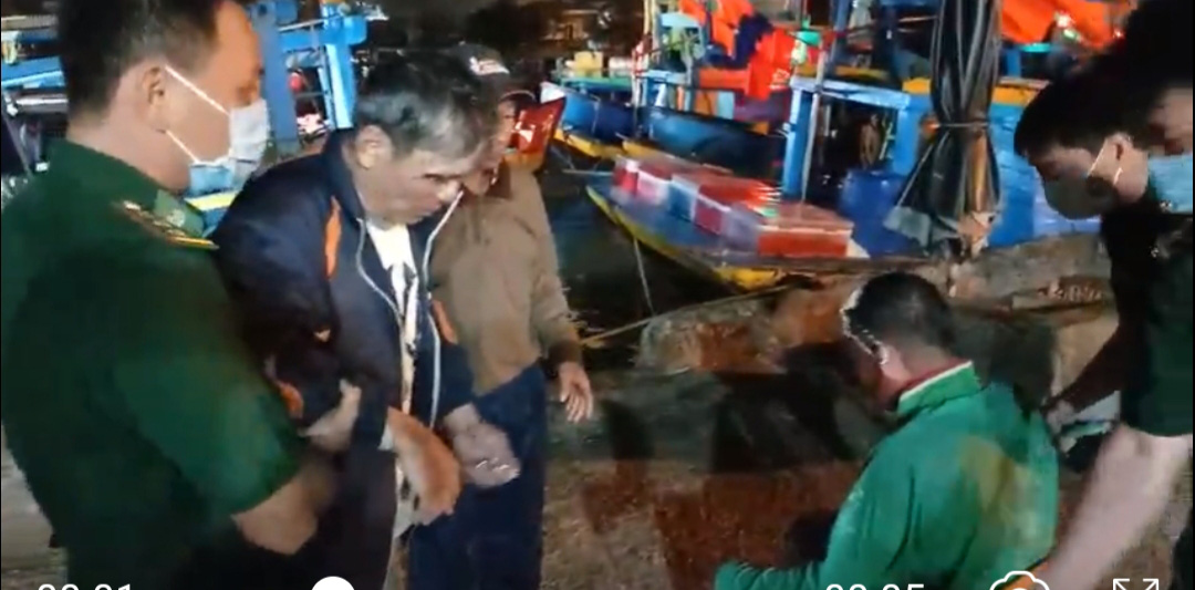 Tàu cá bị sóng đánh chìm, 3 người tử vong, 2 mất tích