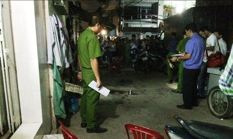 Nghi bị vợ "cắm sừng", chồng cầm dao tấn công người đàn ông cùng khu nhà trọ