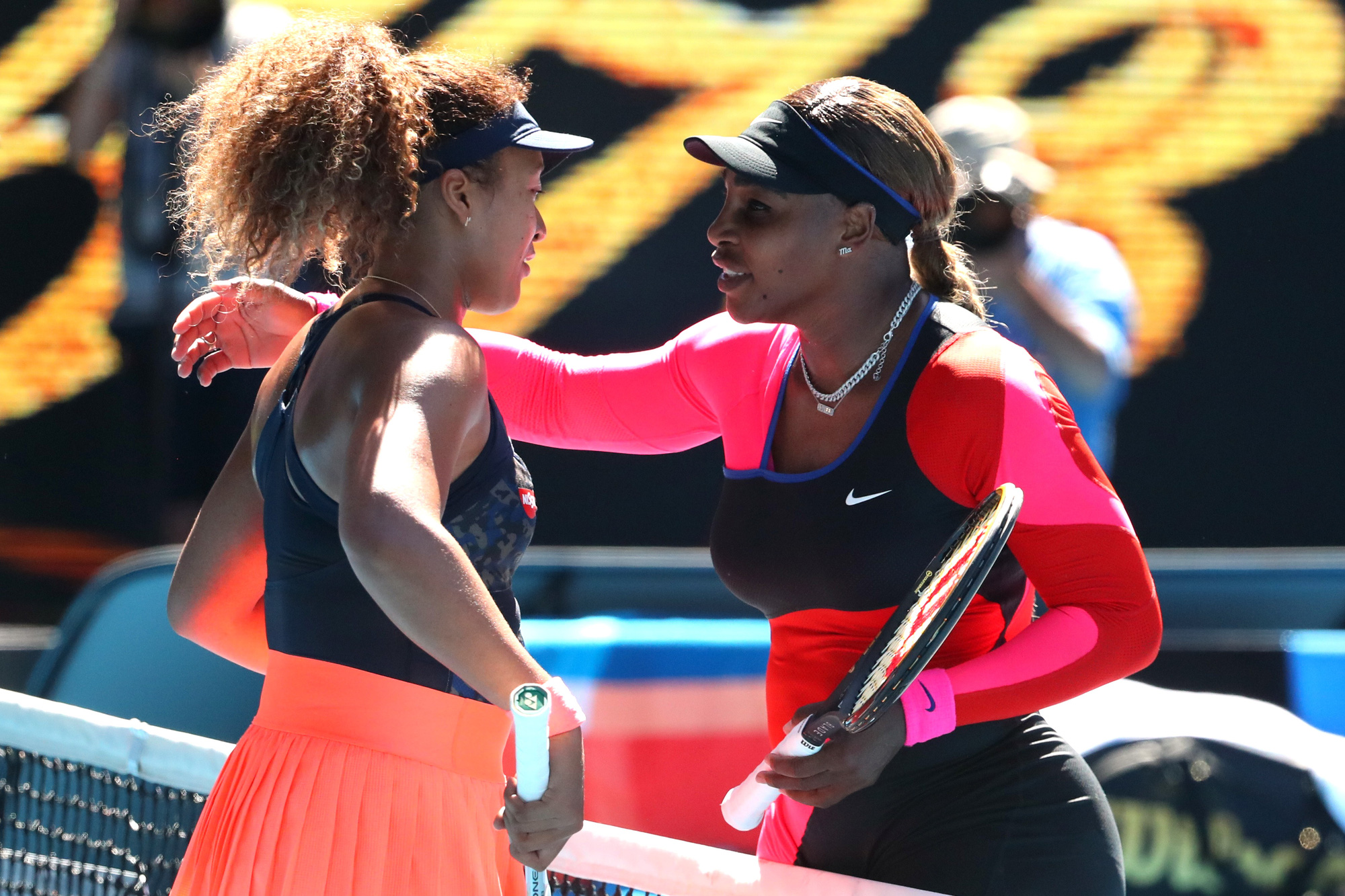Hạ Serena Williams, Naomi Osaka chạm một tay vào cúp vô địch Úc mở rộng 2021