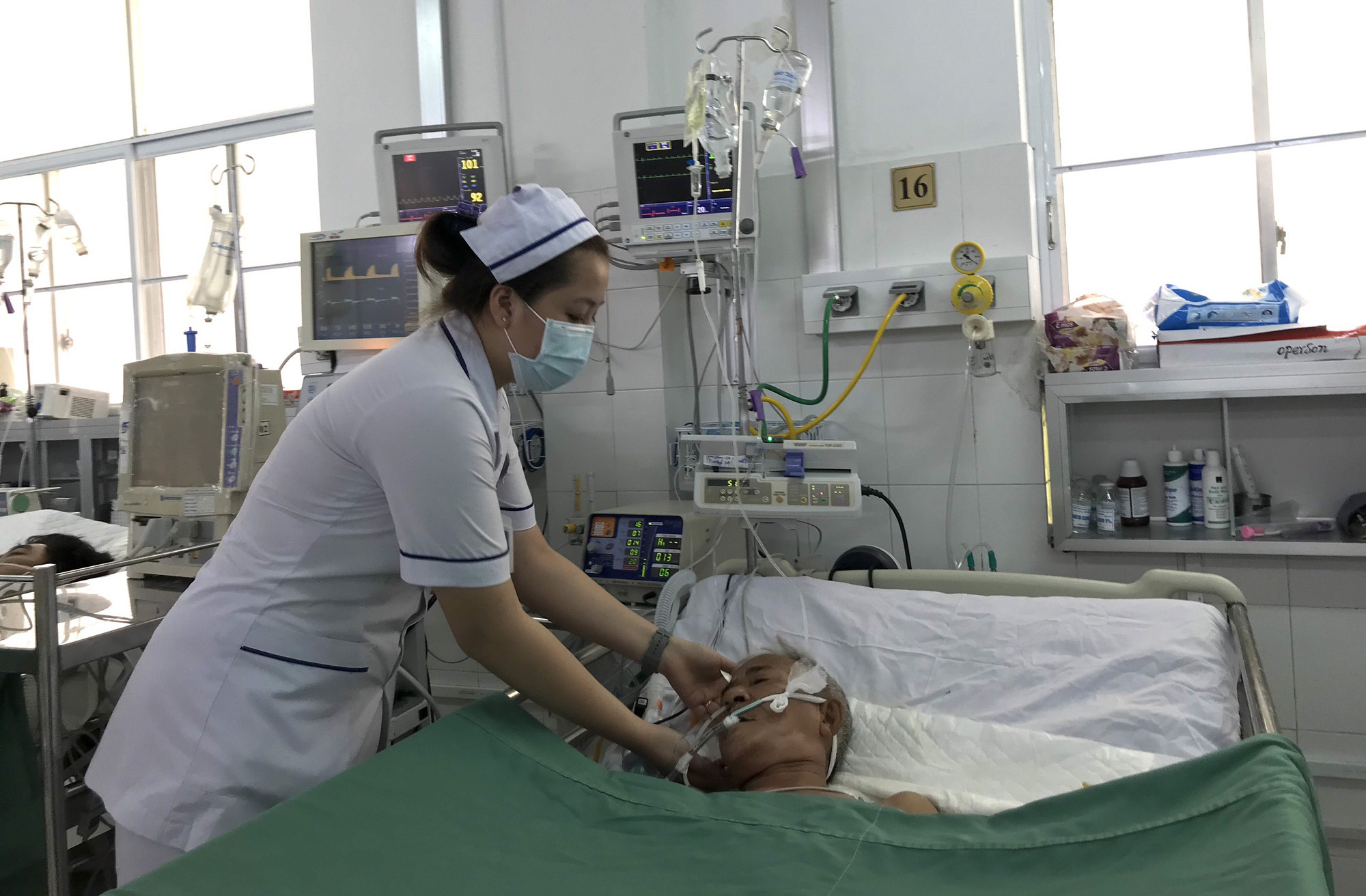 Huy động bác sĩ 5 chuyên khoa cứu bệnh nhân "ho ra máu sét đánh"