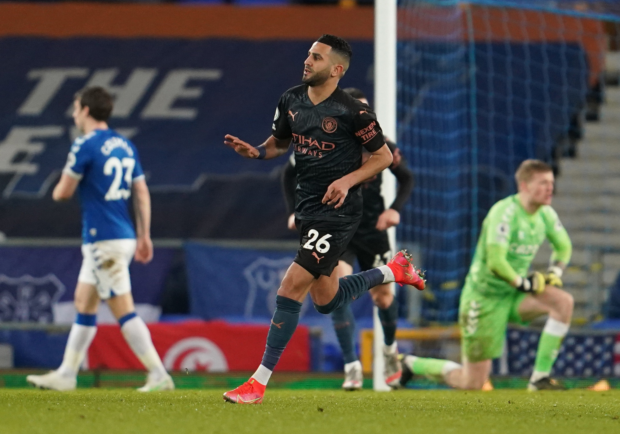 Hai siêu phẩm hạ Everton 3-1, Man City xây chắc ngôi đầu
