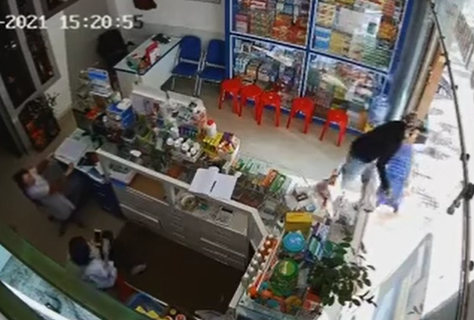 CLIP: Thanh niên trộm cả ghế nhựa của tiệm thuốc tây - Ảnh 1.