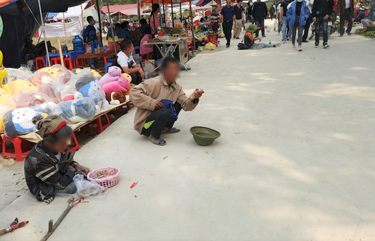 Người ăn xin la liệt lối v&agrave;o đền Phủ Na - Ảnh 1.