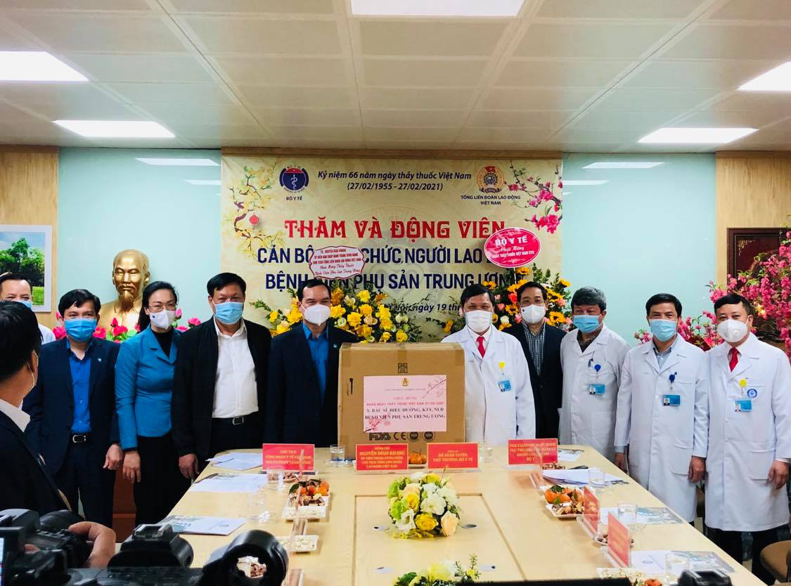 Chủ tịch Tổng LĐLĐ Việt Nam Nguyễn Đình Khang thăm và động viên cán bộ y tế