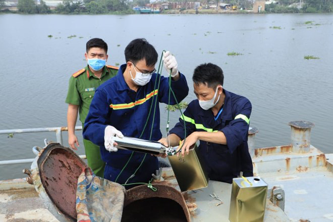 Diễn biến nóng liên quan đường dây buôn lậu xăng giả khủng, đã có 33 người bị khởi tố - Ảnh 1.