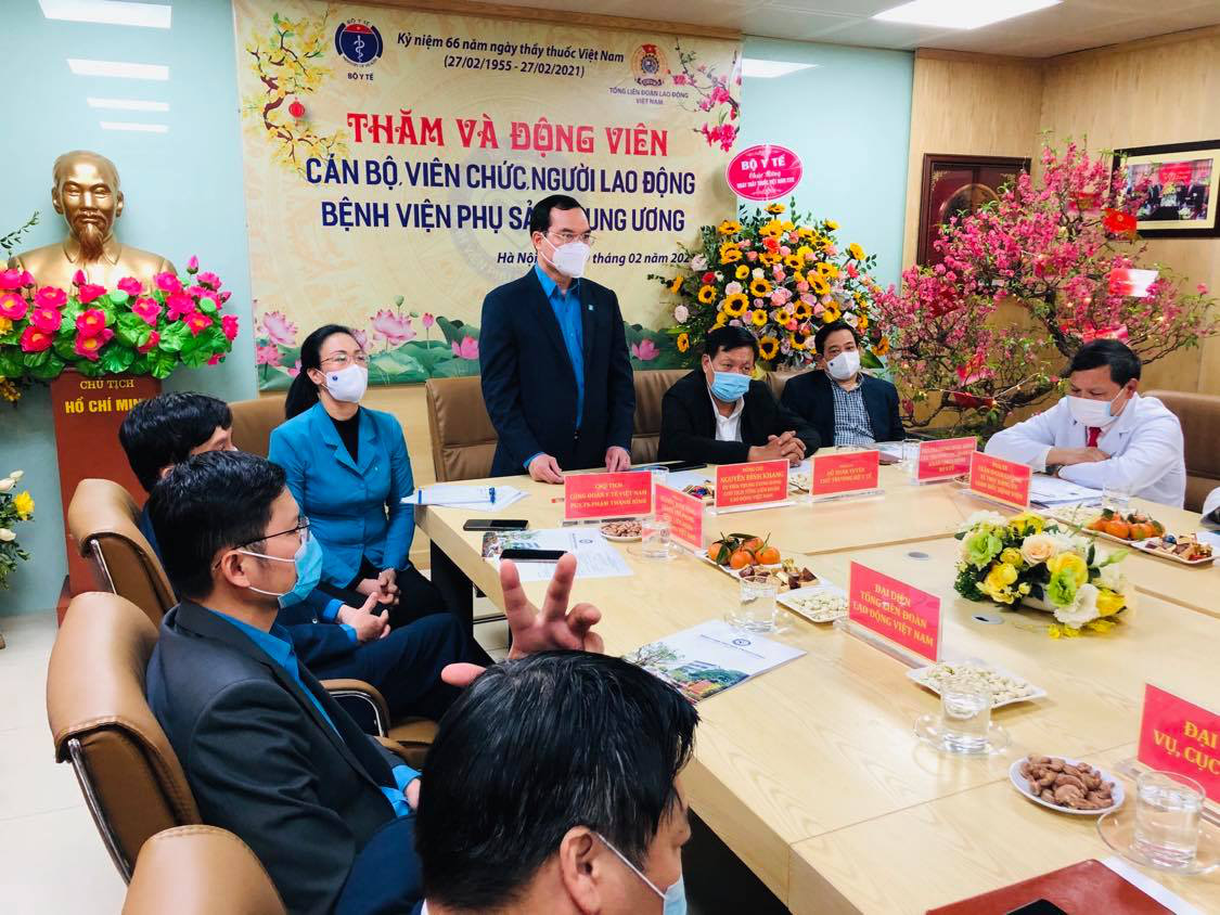 Chủ tịch Tổng LĐLĐ Nguyễn Đ&igrave;nh Khang thăm v&agrave; động vi&ecirc;n c&aacute;n bộ y tế - Ảnh 1.