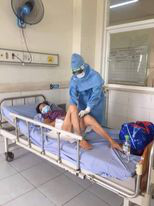 L&agrave;m b&aacute;o c&ugrave;ng B&aacute;o Người Lao Động: Nghe con hỏi mẹ ơi khi n&agrave;o mẹ về, nước mắt t&ocirc;i cứ tr&agrave;o ra! - Ảnh 2.