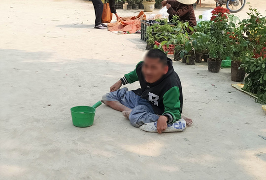 Người ăn xin la liệt lối vào đền Phủ Na