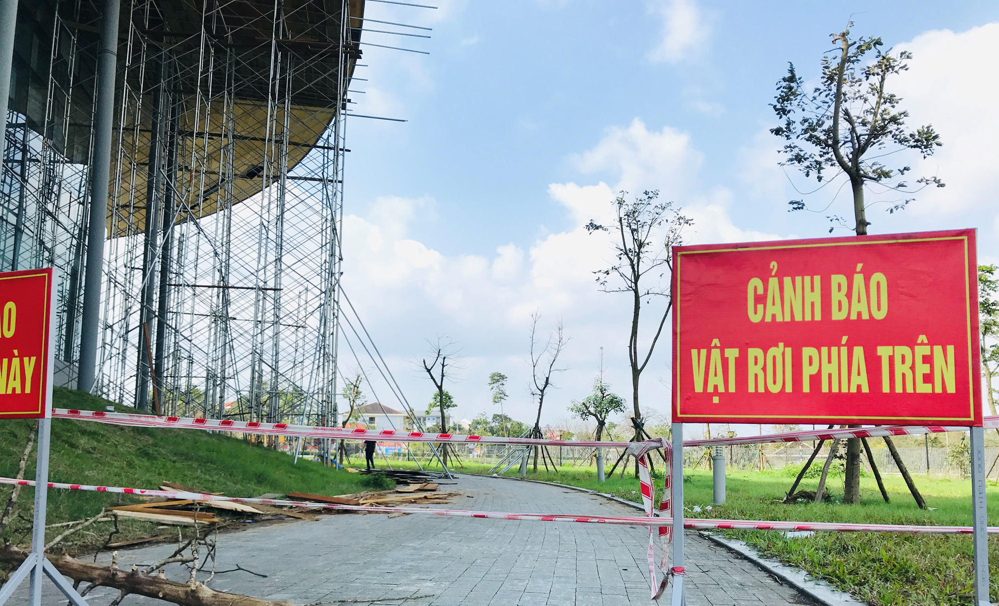 Nh&agrave; h&aacute;t 200 tỉ đồng vừa ho&agrave;n th&agrave;nh đ&atilde; xuất hiện hư hỏng - Ảnh 6.