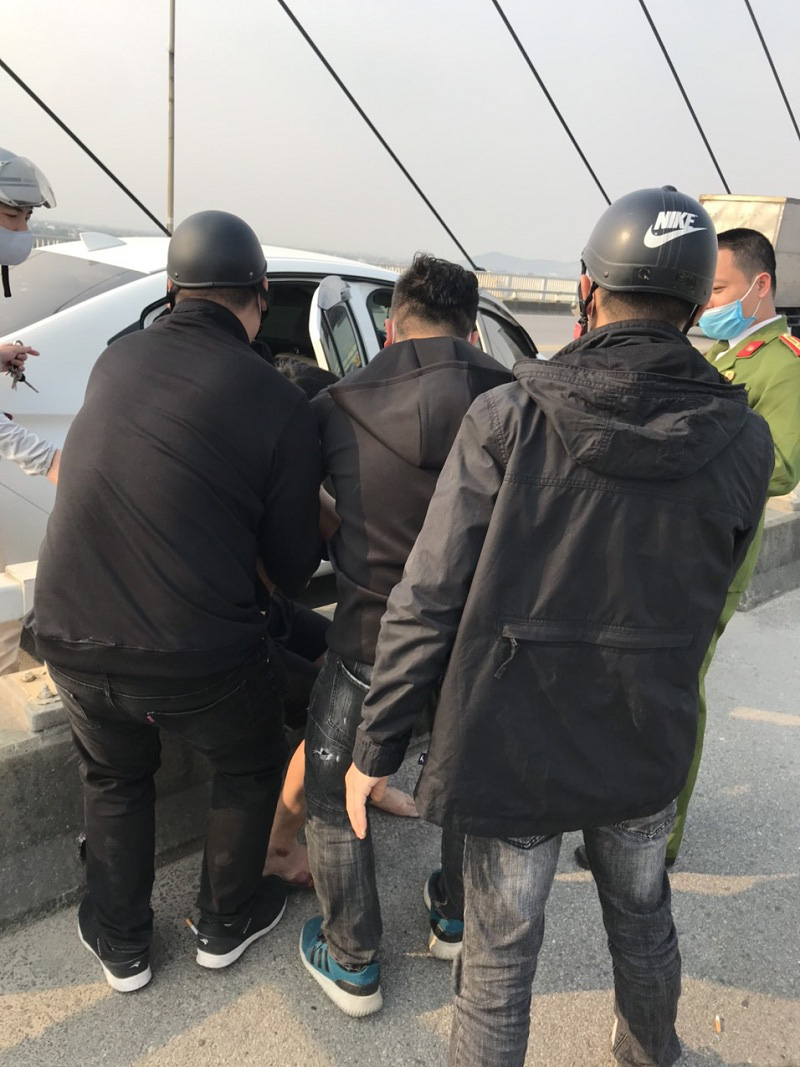 Buồn chuyện gia đ&igrave;nh, người đ&agrave;n &ocirc;ng say xỉn định nhảy cầu tự tử - Ảnh 2.