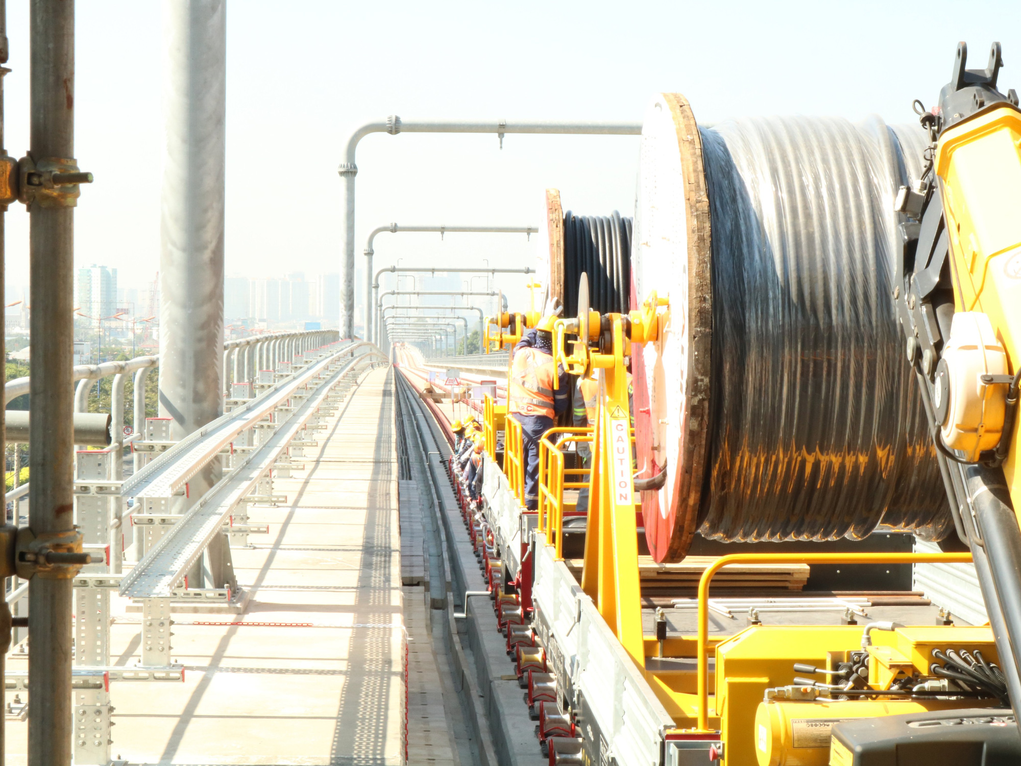 Thi công cấp điện toàn tuyến, metro số 1 gấp rút về đích