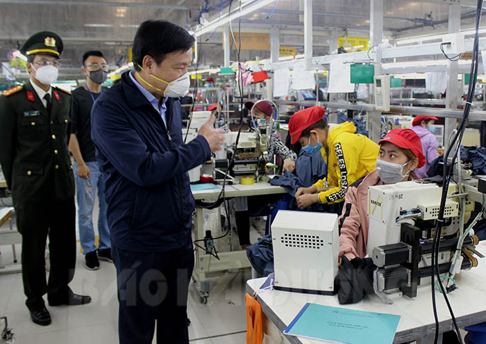 Cả B&iacute; thư v&agrave; Chủ tịch huyện c&ugrave;ng bị ph&ecirc; b&igrave;nh v&igrave; chưa nghi&ecirc;m t&uacute;c ph&ograve;ng, chống dịch - Ảnh 1.