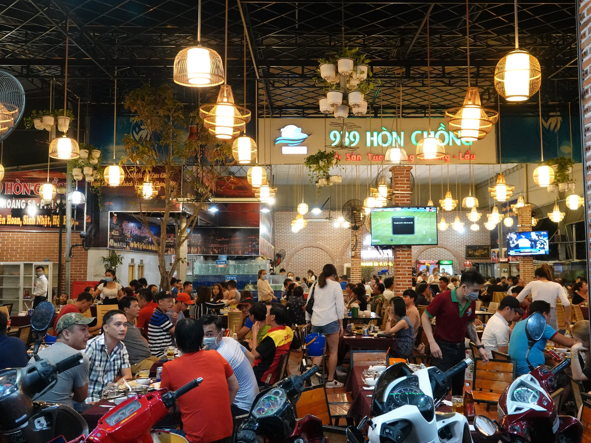 L&atilde;nh đạo TP HCM kiểm tra việc ph&ograve;ng dịch Covid-19 tại qu&aacute;n ăn trong đ&ecirc;m - Ảnh 2.