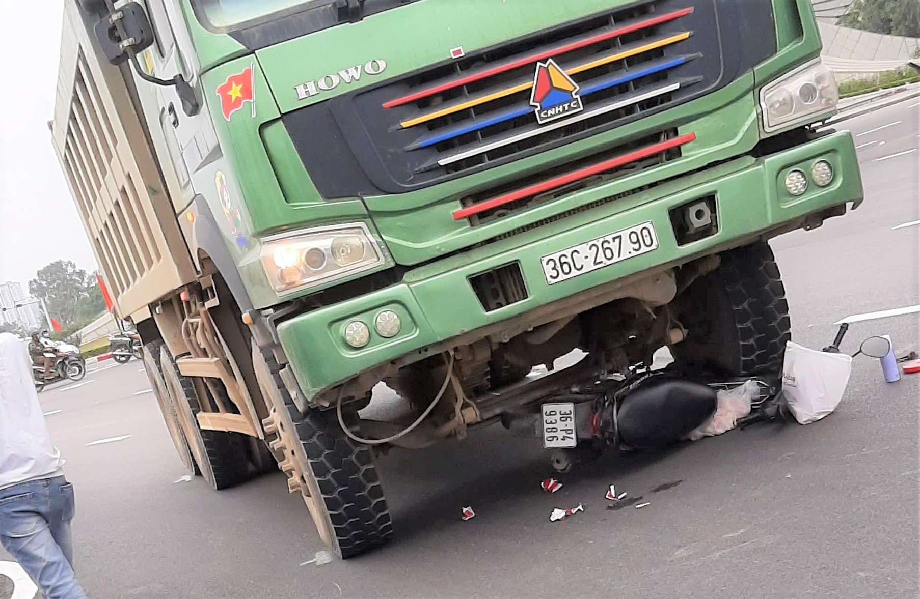 Xe "hổ vồ" lao từ phía sau tới cuốn xe máy vào gầm, cán chết 2 người phụ nữ